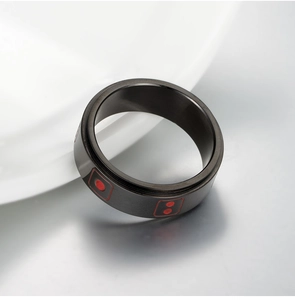 Detailansicht eines mattschwarzen Spinner-Rings mit roten Würfelpunkt-Gravuren