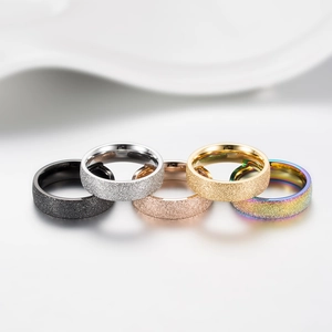 Μίνιμαλ ματ δαχτυλίδια από ανοξείδωτο ατσάλι σε πέντε χρώματα όπως ουράνιο τόξο και χρυσό