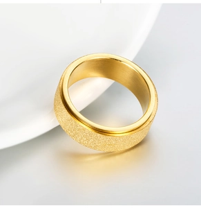 Bague large minimaliste en acier inoxydable doré avec finition mate sablée pour hommes