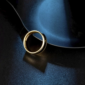 Detailansicht des goldenen Temperaturrings mit schwarzen astrologischen Symbolen