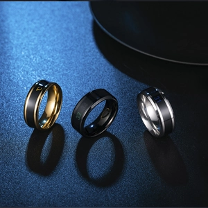 Intelligente temperaturfühlende Ringe in Schwarz, Gold und Silber auf dunklem Grund