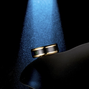 Anello intelligente da uomo dorato con sensore di temperatura su base nera opaca