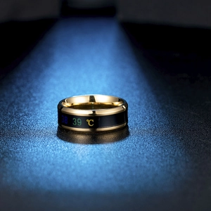 Polierter goldener intelligenter Temperatursensor-Ring für Herren auf blauem Hintergrund