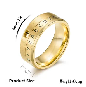 Détail de la bague rotative dorée de 8 mm avec lettres gravées et fenêtre chiffrée