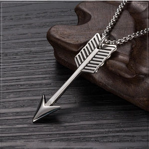 Collier avec pendentif pointe de flèche en acier inoxydable poli et chaîne à billes