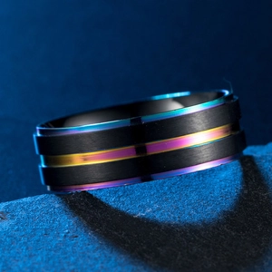 Dettaglio anello in acciaio nero opaco con bordo arcobaleno galvanizzato sulla roccia