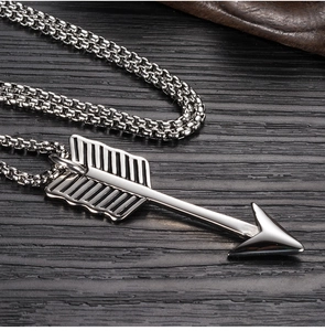 Collier pendentif pointe de flèche en acier inoxydable avec chaîne robuste sur bois sombre