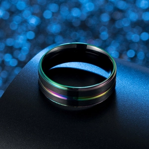Macro di anello in acciaio inossidabile nero opaco con dettaglio scanalatura arcobaleno