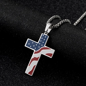 Détail macro du collier croix en acier inoxydable avec motif drapeau USA et chaîne