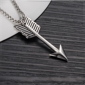 Pendentif flèche en acier inoxydable argenté avec plumes texturées et chaîne box fine
