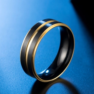 Anello bicolore in acciaio inossidabile con finitura nera spazzolata e scanalatura oro