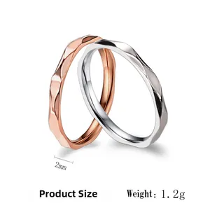 Detailansicht der 2mm eleganten Ringe in Roségold und Silber mit Wellenoberfläche