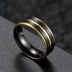 Anello in acciaio inossidabile con finitura nera spazzolata e accenti dorati uomo