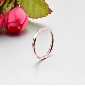 Eleganter roségoldener minimalistischer Ring mit facettierter Oberfläche für Damen