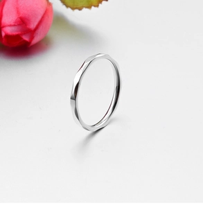 Eleganter facettierter Silberring mit geometrischem minimalistischem Design für Damen Schmuck