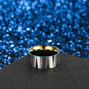 Détail macro d'une bague en acier brossé avec rainures triangulaires arc-en-ciel