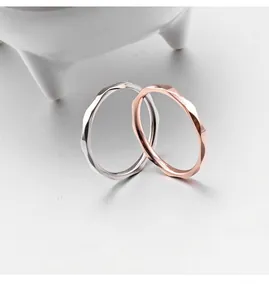 Elegante rotgoldene und silberne minimalistische Wellenringe mit Diamantschliff-Effekt