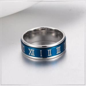 Anillo giratorio para hombre con números romanos azules en acero de titanio