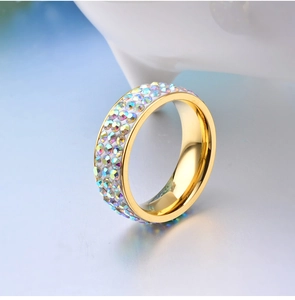 Vue macro d'une bague plaquée or 18 carats avec trois rangées de strass arc-en-ciel