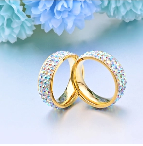 Ensemble de bagues en acier doré 18 carats avec strass colorés sur fond bleu clair