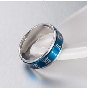 Anillo giratorio tres en uno de acero inoxidable con grabado azul de números romanos