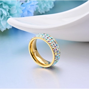 Détail macro de la bague plaquée or 18 carats sertie de trois rangs de strass arc-en-ciel