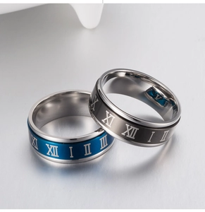 Anillo giratorio tres en uno de acero inoxidable con números romanos grabados en azul y bronce