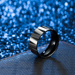 Bague en acier inoxydable noir avec motif géométrique à pointes et finition mate pour homme