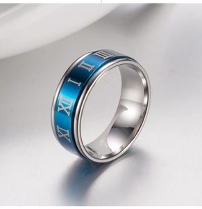 Detalle de anillo giratorio 3 en 1 con banda azul y números romanos en acero inoxidable