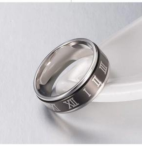 Detalle de un anillo giratorio de titanio con números romanos y acabado gris cepillado