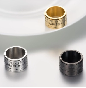 Detalle de anillos giratorios de acero inoxidable con números grabados en oro, plata y negro