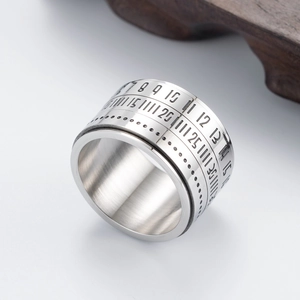 Anillo de calendario giratorio minimalista con números árabes y acabado metálico cepillado