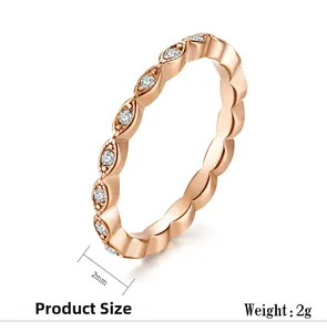 Detalle del anillo de oro rosa de 2mm con cristales en forma de hoja y peso de 2g