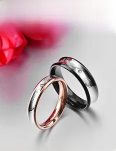 Vue détaillée des bagues de couple Forever Love avec diamants sertis sur fond métal