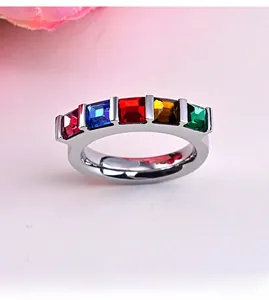 Vue détaillée d'une bague en acier inoxydable avec cinq pierres précieuses carrées colorées