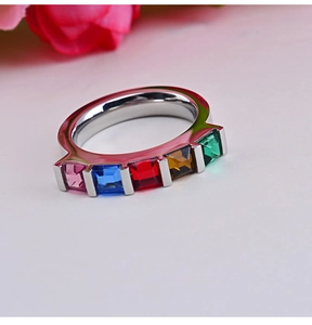 Bague en acier inoxydable argenté avec cinq pierres précieuses multicolores de coupe carrée