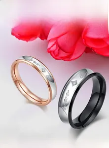 Détail de bagues de couple Forever Love avec diamant unique en finitions or rose et noir