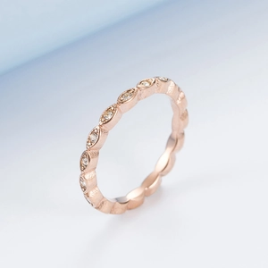 Detalle de un elegante anillo en oro rosa con eslabones marquesa y cristales pavé