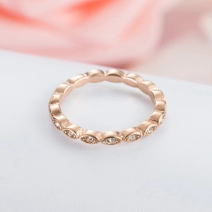 Primer plano de un anillo chapado en oro rosa con motivos de marquise y circonitas blancas