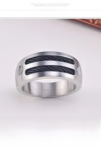Détails de la finition en acier inoxydable brossé et du double câble noir sur la bague