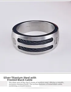 Vue détaillée d'une bague en acier inoxydable mat avec double câble noir et gravure