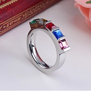 Bague en acier inoxydable poli avec cinq pierres rectangulaires multicolores vue à 45 degrés