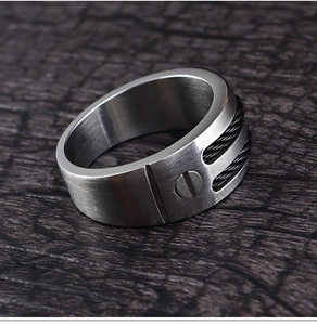Bague pour homme en acier inoxydable mat avec double câble noir et détails de vis indus