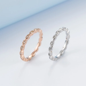 Elegantes anillos en oro rosa y plata con piedras de circonia de estilo minimalista