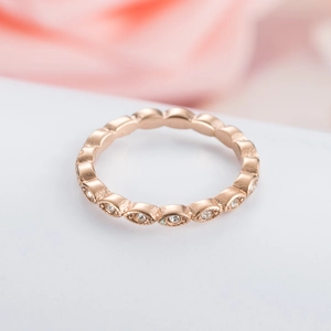 Elegante anillo de eternidad en oro rosa con pavé de cristales en forma de oliva