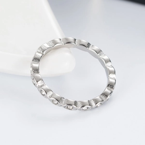 Elegante anillo de plata en oro rosa con diseño de ondas y circonitas para mujer