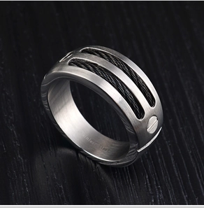 Bague industrielle en acier inoxydable pour homme avec double câble et détails de vis