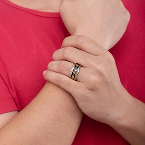 Close-up of a rotating men's Freemason ring with black enamel and a golden G logo