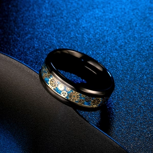 Bague noire polie avec insert en fibre de carbone bleue et engrenages dorés