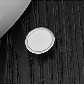 Dettaglio dell'orecchino magnetico con anello in metallo argentato e centro bianco